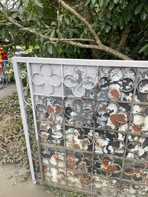 Décapage d'un portail métallique rouillé à Bordeaux en Gironde
